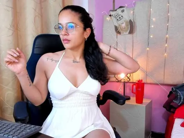 Coraliiine- model from BongaCams