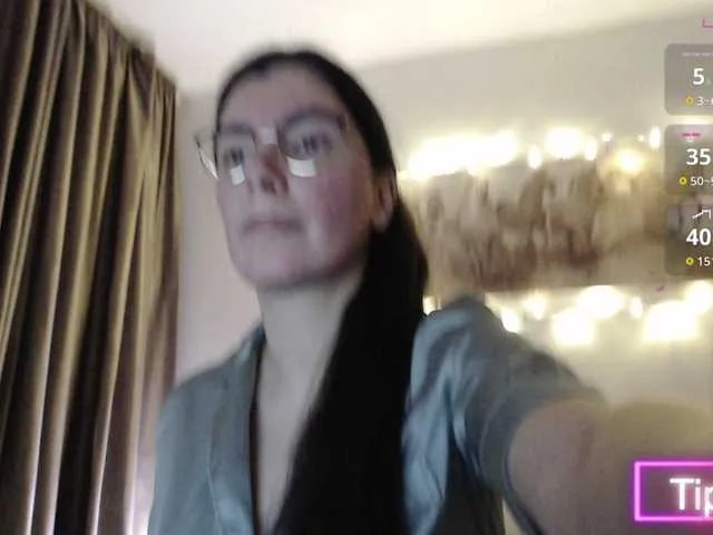 Elinor21 — Hello! Domi works for 3 tokens! Check the tip menu, the Lovense menu. Private and full private chat open. Thank you!Pour les actions, utilisez le menu des astuces ! Merci! 