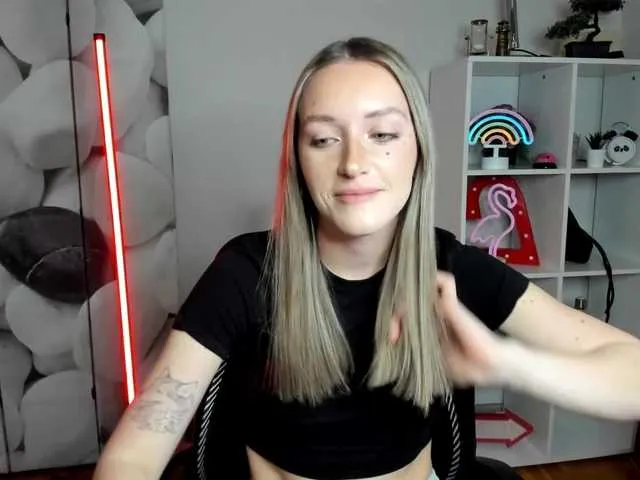 EvelynBlond model from BongaCams