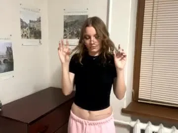 farrahdilligard — GOAL: air kiss [11 tokens remaining] Welcome to my room! #18 #new #teen #shy #young