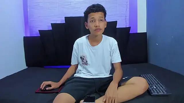 StripChat _Noah19 is Freechat _Noah19 — Flash ass + oil + 3 spanks