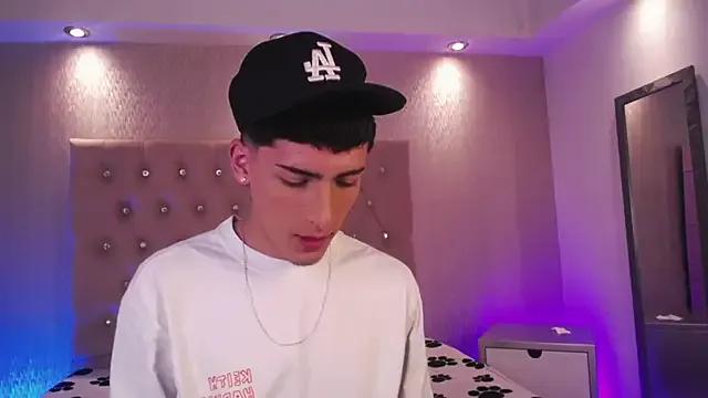 StripChat MateoMitchell is Freechat MateoMitchell — bailar sexy + aceite