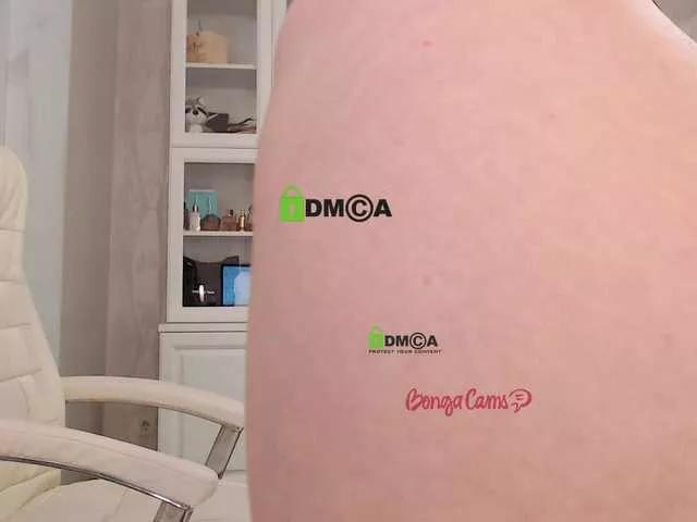 AnnaDaisy1 on BongaCams 