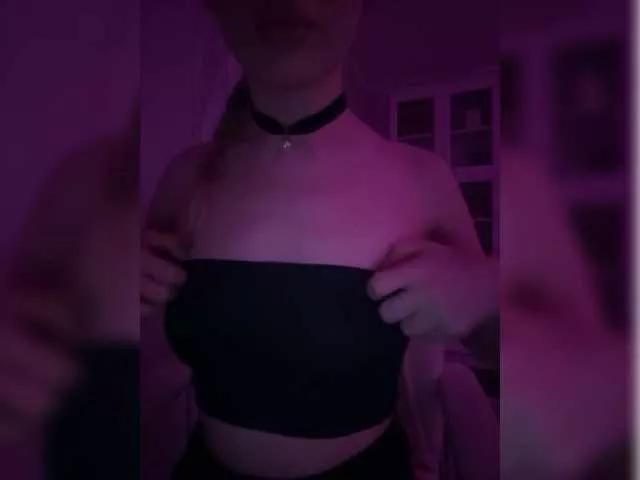 AnnaDaisy1 on BongaCams 