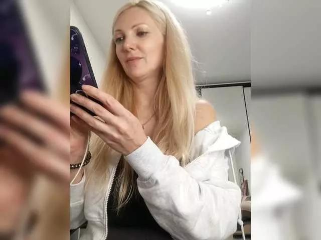 MonnaSky on BongaCams 