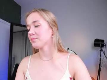 a_m_e_l_i_a on Chaturbate 