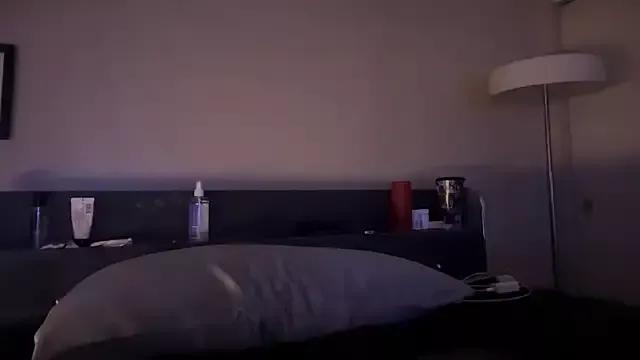 -Yagurlwest from StripChat is Freechat
