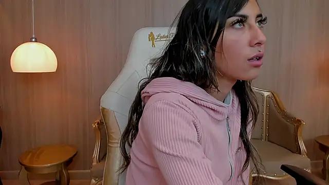 AlannaLoiss from StripChat