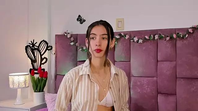 AlmaQueenn from StripChat is Freechat
