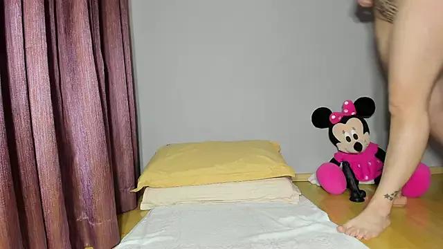 AnneQueen from StripChat is Freechat