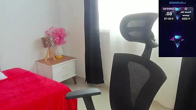 Carolinaa_ from StripChat is Freechat