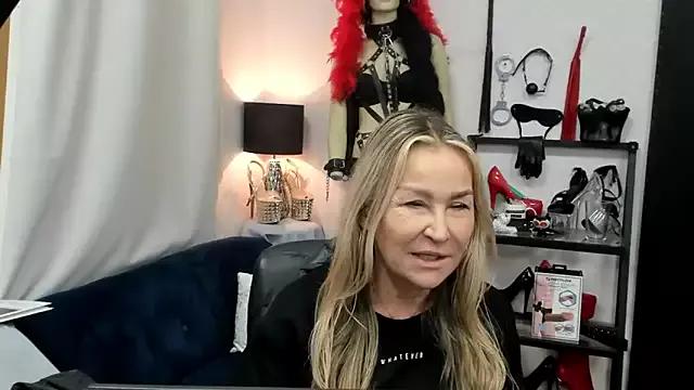 crystaLUX from StripChat is Freechat