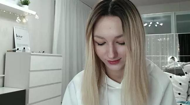 EllenJames on StripChat 