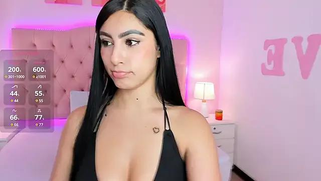 Emily_roux from StripChat is Freechat