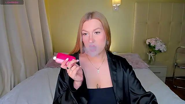Emma__Leee from StripChat