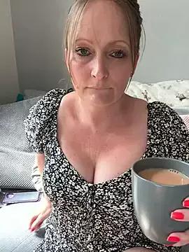 HoneyBluex from StripChat is Freechat