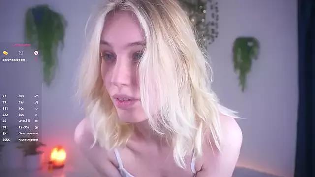 Photos of HoneyRay from StripChat is Freechat