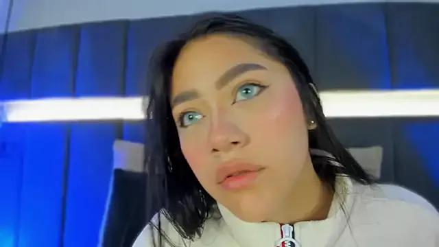 nicolle_pierce from StripChat is Freechat