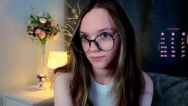 PollyHawkinson from StripChat is Freechat