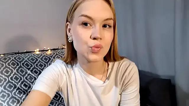 ShineyLuna from StripChat is Freechat